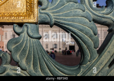 Torino, Italia - 22 dicembre 2018: In Piazza Castello (Piazza del Castello), il dettaglio del cancello di ferro (1840) la separazione di Piazza Castello e Piazzetta Reale Foto Stock