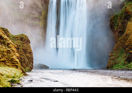 Bellissima vista della famosa cascata Skogafoss e splendidi dintorni. Drammatica e pittoresca scena. Popolare attrazione turistica. Ubicazione Posto Skoga Foto Stock