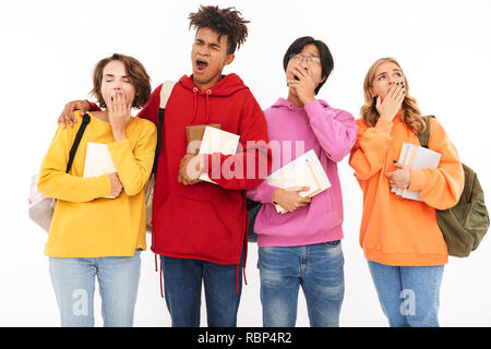 Foto di stanco giovane gruppo di amici studenti isolati in piedi oltre il muro bianco sbadiglia sfondo. Foto Stock