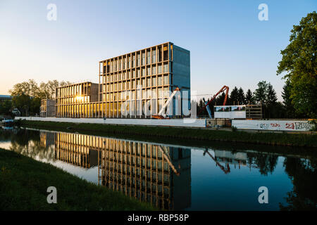 Strasburgo, Francia - Apr 21, 2017: Ambasciata turca nella costruzione di Strasburgo al tramonto con sole riflessa nella finestra Foto Stock