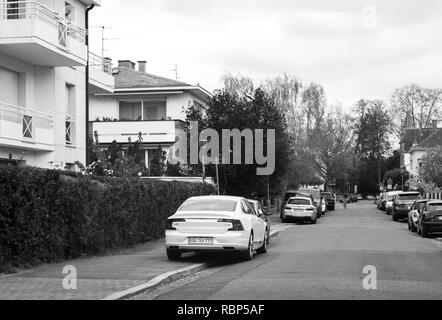 Strasburgo, Francia - 6 Aprile 2017: lusso Volvo S90 D4 parcheggiata su una strada a Strasburgo in un giorno di pioggia in bianco e nero, Foto Stock