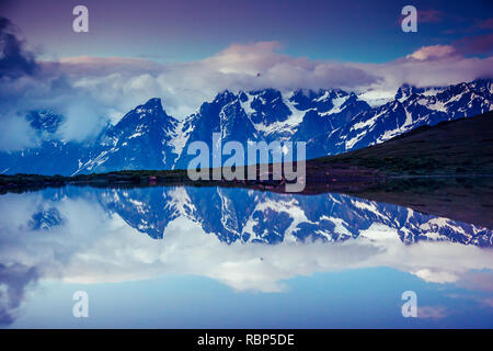 Fantastico paesaggio con lago Koruldi e cielo nuvoloso al piede di Mt. Ushba. Svaneti superiore, Mestia, Georgia, l'Europa. Montagne del Caucaso. Bellezza w Foto Stock