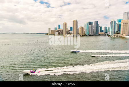 Miami, STATI UNITI D'AMERICA-Febbraio 19, 2017 : vista aerea di grattacieli di Miami con blu cielo nuvoloso,bianco in barca a vela accanto al centro cittadino di Miami. Foto Stock