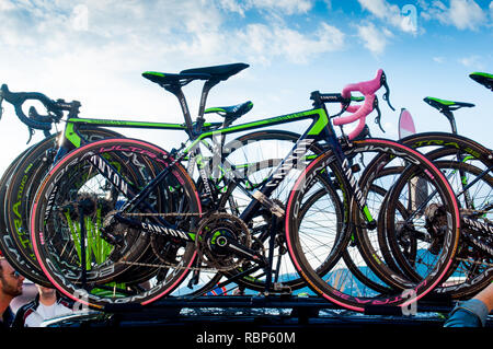 Trieste, Italia - 30 maggio 2014: close up professional colombiano Nairo Quintana bici con il tradizionale colore rosa, simbolo del vincitore Foto Stock