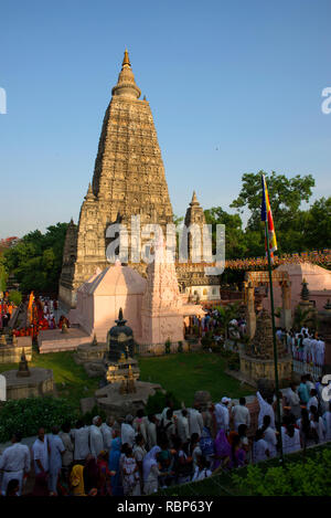 I devoti di offrire preghiere a Bodh Gaya tempio durante il Buddha Purnima celebrazioni. Foto Stock