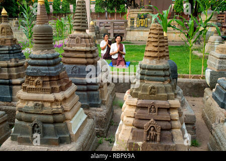 I devoti di offrire preghiere a Bodh Gaya tempio durante il Buddha Purnima celebrazioni. Foto Stock