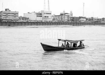 Santarem, Brasile - Dicembre 02, 2015: barca con persone sul fiume del Amazon. Il motoscafo galleggiante lungo la riva del fiume con le case. Viaggio per il trasporto d'acqua. Vacanze estive e wanderlust concetto. Foto Stock