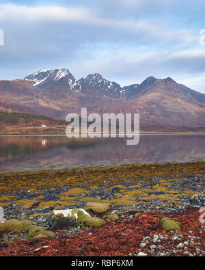 Blaven sul Loch Slapin, Torrin, Isola di Skye, Highland, Scozia. Foto Stock