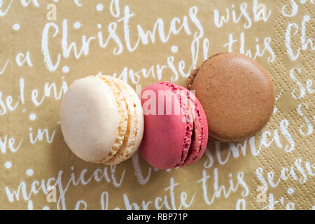 Tre M&S dessert mini amaretti impostato su Christmas Festive tovagliolo tovagliolo - lampone e cioccolato aromatizzato alla vaniglia francese amaretti di mandorle Foto Stock