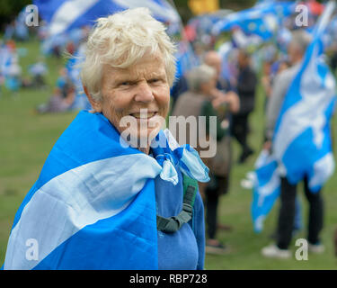 Marzo per indipendenza scozzese, Scozia. Agosto 18th, 2018. Donna avvolta in Scottish si intraversa bandiera Foto Stock