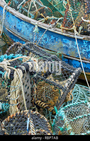 Vecchia barca da pesca, reti e aragosta pentole. Sgeir Lang Scalo, Trotternish, Isola di Skye, Highland, Scozia Foto Stock