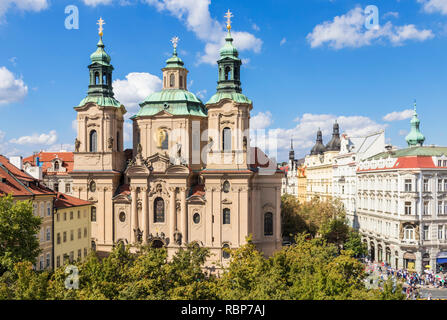 Praga la chiesa di San Nicola in piazza della città vecchia Staroměstské náměstí Praga Repubblica Ceca Europa Foto Stock