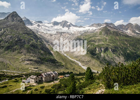 Berliner capanna Rifugio di montagna nelle Alpi dello Zillertal del Tirolo vicino alla cittadina di Mayrhofen in Austria Foto Stock