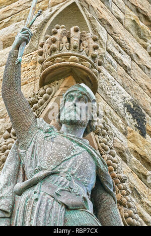 Statua di William Wallace sul National Wallace Monument, città di Stirling, in Scozia. Foto Stock