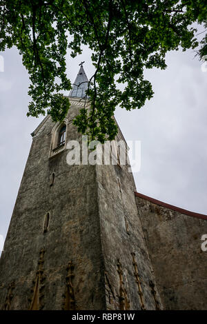 Evangelica della Chiesa Luterana in Koknese, Lettonia. Koknese Chiesa Evangelica Luterana è stato costruito nel 1687. Foto Stock