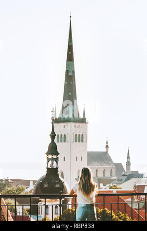 Vacanze a Tallinn donna che viaggia in Estonia punto di vista turistico ragazza sightseeing St Olav chiesa della città vecchia Unione architettura storica Foto Stock