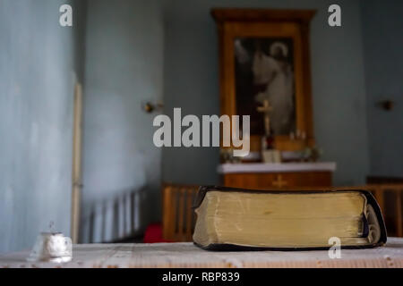 Evangelica della Chiesa Luterana in Koknese, Lettonia. Interno della chiesa Koknese. La Bibbia e la campana a Koknese Chiesa Evangelica Luterana. La chiesa è stata costruita Foto Stock