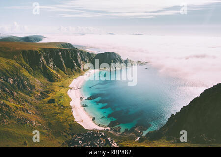 Mare spiaggia paesaggio in Norvegia Idillica vista aerea viaggio estivo vacanze natura paesaggio mare e monti Foto Stock