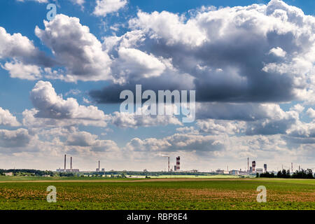 Vista panoramica del fumo tubi dell'impianto chimico in bel giorno nuvoloso. Tema dell ecologia e natura Foto Stock