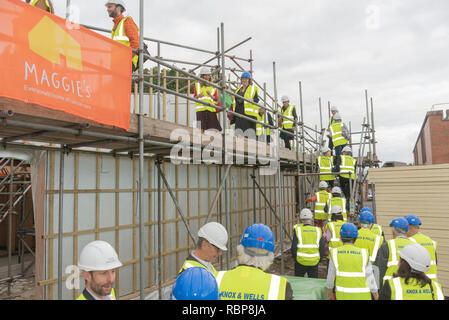 Topping fuori cerimonia alla vita Maggies Centre Cardiff. Si prega di credito: Phillip Roberts Foto Stock