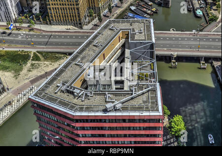 Rotterdam, Paesi Bassi, 18 giugno 2017: tetto piatto ot la sezione inferiore della mela rossa complesso residenziale con ventilazione e pulitura di vetri in Foto Stock