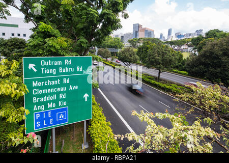 Un enorme cartello stradale che mostra le direzioni sulle superstrade a Singapore. Foto Stock