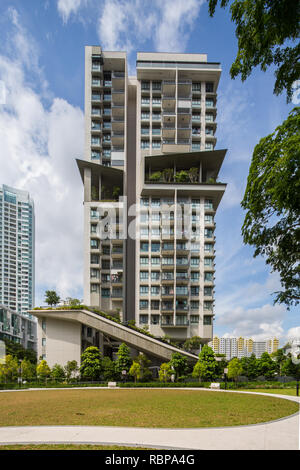 Vertical view Highline Residences, un'architettura condominiale sviluppata da Keppel Land a Singapore. Foto Stock