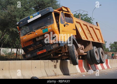 Un autocarro con pianale di scarico alta centrato su una barriera di cemento di Niamey, Niger, Africa Foto Stock