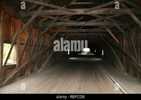 Vasca da bagno Borgo Ponte Coperto, Bagno, New Hampshire. Vista dettagliata che illustra la costruzione interna di un ponte con bava archi e tetto a capriate. Foto Stock
