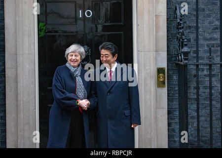 Theresa Maggio, il Primo ministro britannico, incontra Shinzo Abe, il Primo Ministro del Giappone, per colloqui al 10 di Downing Street. Foto Stock