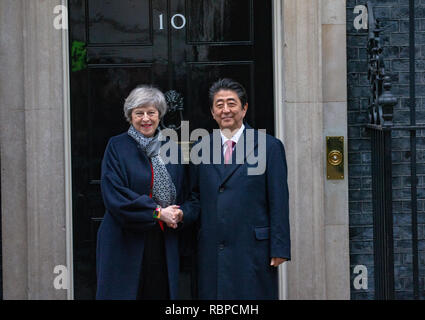 Theresa Maggio, il Primo ministro britannico, incontra Shinzo Abe, il Primo Ministro del Giappone, per colloqui al 10 di Downing Street. Foto Stock