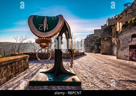 Italia Basilicata Matera Sasso Barisano - Civita Via Madonna delle virtù e la scultura di Salvador Dalì Foto Stock