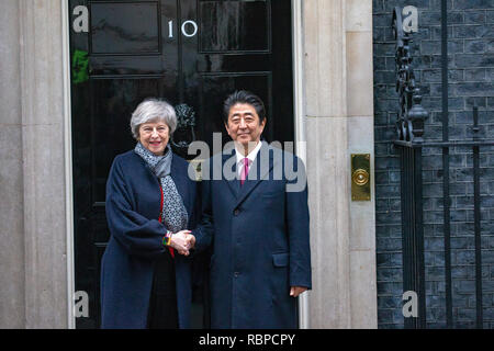 Theresa Maggio, il Primo ministro britannico, incontra Shinzo Abe, il Primo Ministro del Giappone, per colloqui al 10 di Downing Street. Foto Stock