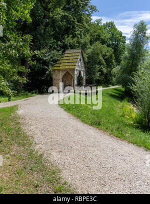 Sulle rive del quarto lago nel parco Maksimir, Zagabria, Croazia è il Birch Cottage o Fisherman's Cottage su un sentiero che circonda il lago Foto Stock