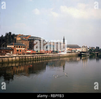 Anni sessanta, vista sul fiume Clyde e la città di Glasgow, Scotland, Regno Unito da tihis ser. Clyde vaporizzatori di carico può essere visto nella foto. Visto anche all'angolo estremo è il 1864 clipper ship, il Carrick, che è stato utilizzato dal Royal Naval Volunteer Reserve Club (RNVRC) ed è rimasto sul fiume Clyde fino al 1989 untile danneggiati dalle inondazioni. Il secondo fiume più lungo in Scozia la Clyde è stata importante per il settore della costruzione navale e di scambi nell'impero britannico. Foto Stock