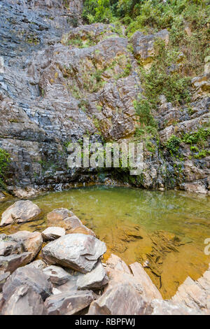 Temurun cascata tropicale sull'isola di Langkawi in Malaysia. La bellissima natura del sud est asiatico. Foto Stock