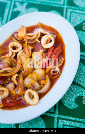 Preparati freschi malese udang sambal gamberetti con salsa servita in un ristorante locale in l'isola di Langkawi. Tradizionali asiatici cucina fatta di ingredi fresco Foto Stock