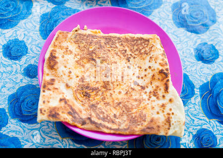 Preparati freschi malaysian roti sardin con pesce servito in un ristorante locale in l'isola di Langkawi. Tradizionali asiatici cucina fatta di ingredienti freschi. Foto Stock