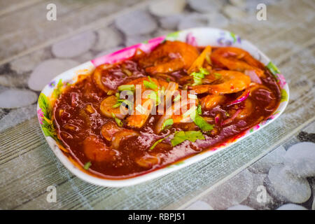 Preparati freschi malese udang sambal gamberetti con salsa servita in un ristorante locale in l'isola di Langkawi. Tradizionali asiatici cucina fatta di ingredi fresco Foto Stock