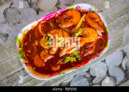 Preparati freschi malese udang sambal gamberetti con salsa servita in un ristorante locale in l'isola di Langkawi. Tradizionali asiatici cucina fatta di ingredi fresco Foto Stock