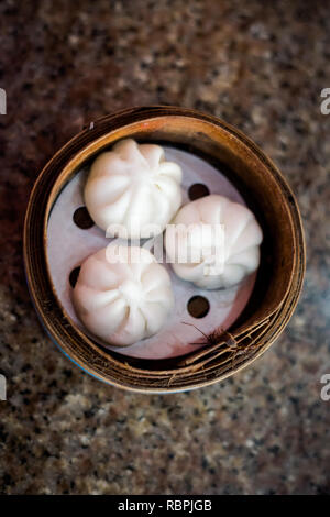 Fresco cotto a vapore tradizionale thailandese focacce farcite in un ristorante locale in Trang. Tailandese tradizionale piatto a base di ingredienti freschi. Foto Stock