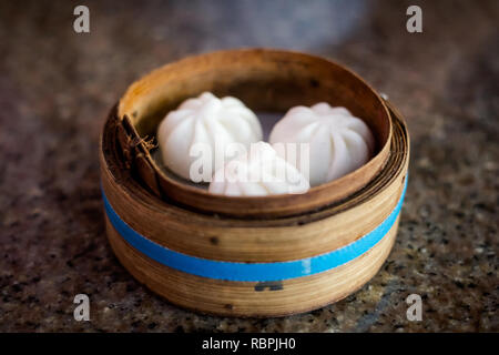 Fresco cotto a vapore tradizionale thailandese focacce farcite in un ristorante locale in Trang. Tailandese tradizionale piatto a base di ingredienti freschi. Foto Stock