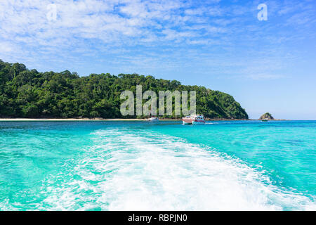 Imbarcazione a vela in mare di Phuket, Thailandia. spazio copia Foto Stock