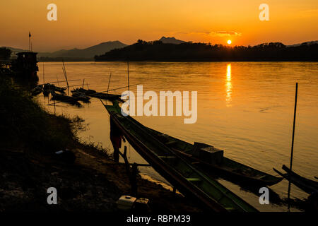 In estate il paesaggio al tramonto sopra il fiume Mekong adottate nel centro turistico di Luang Prabang in Laos. Scenario colorato nel sud est asiatico. Foto Stock