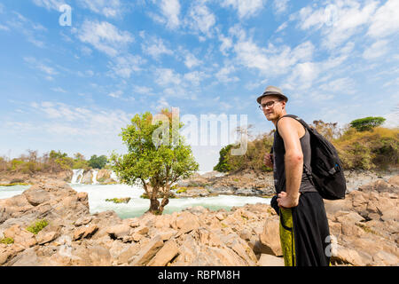 Giovane uomo caucasico su grandi Khone Phapheng waterfall - don phapheng, don khong, si phan don su quattro mila isole in Laos. Paesaggio di natura in modo Foto Stock