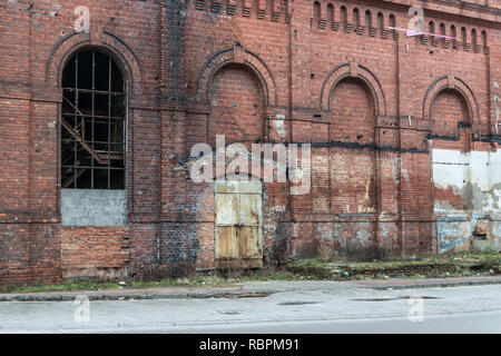 Żyrardów, Polonia. Finestra con telaio in ferro e mattoni rossi parete della vecchia fabbrica. Foto Stock