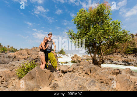 Giovane coppia caucasica su grandi Khone Phapheng waterfall - don phapheng, don khong, si phan don su quattro mila isole in Laos. Paesaggio di natura in Foto Stock