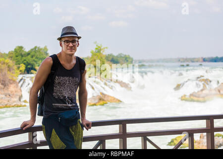 Giovane uomo caucasico su grandi Khone Phapheng waterfall - don phapheng, don khong, si phan don su quattro mila isole in Laos. Paesaggio di natura in modo Foto Stock