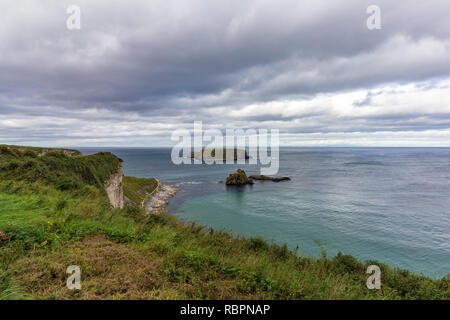 Vista la drammatica Causeway Coast in Irlanda del Nord sotto un cielo nuvoloso Foto Stock