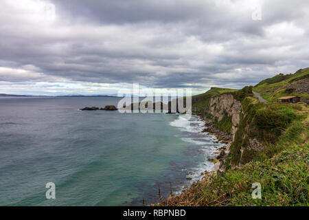 Vista la drammatica Causeway Coast in Irlanda del Nord sotto un cielo nuvoloso Foto Stock